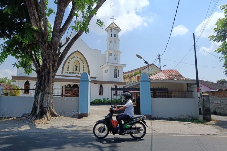 Seorang pengendara melintas di depan salah satu gereja di Ampenan, Mataram, beberapa waktu lalu.