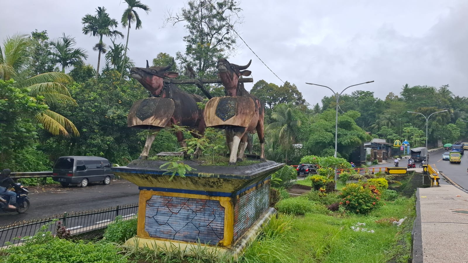 IKON LOMBOK BARAT: Monumen patung karapan sapi di Tanak Tepong, Narmada, adalah salah satu ikon Lombok Barat.