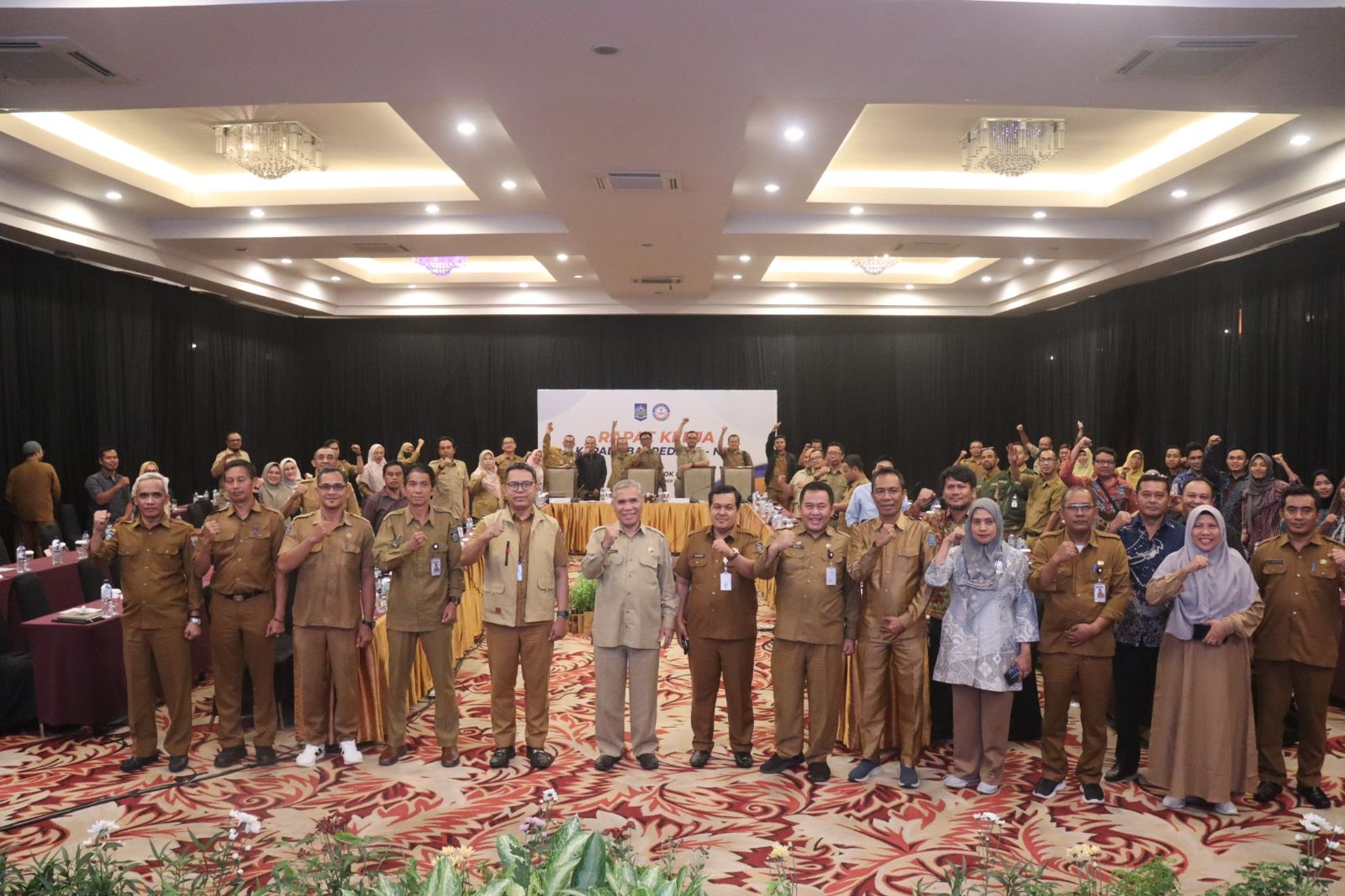 Bappeda NTB berfoto bersama kepala bappeda kabupaten/kota se-NTB dan jajarannya saat raker persiapan penyusunan RPJMD periode 2025-2029, serta pembahasan mengenai pembangunan NTB, Senin (16/12).