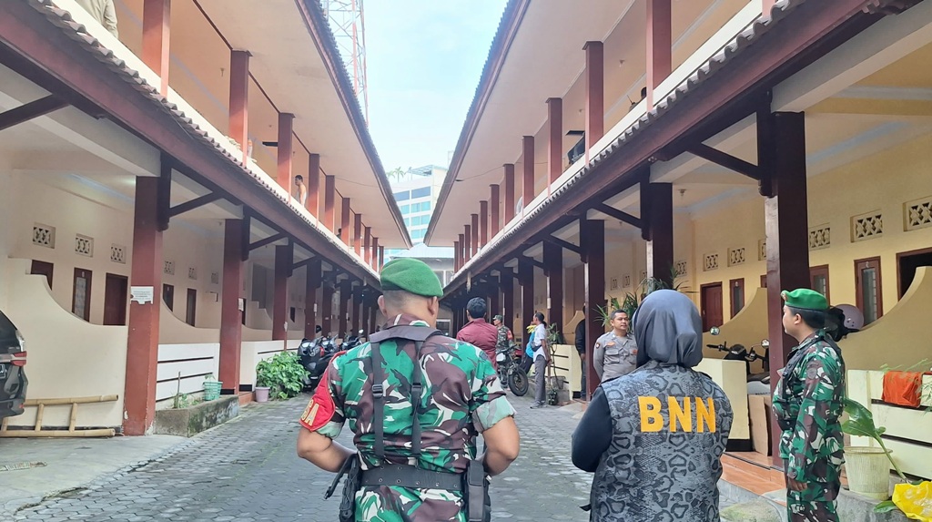 RAZIA KOS-KOSAN: BNN Kota Mataram bersama TNI-Polri dan petugas kecamatan razia kos-kosan di wilayah Kecamatan Cakranegara, Mataram, Minggu (15/12).