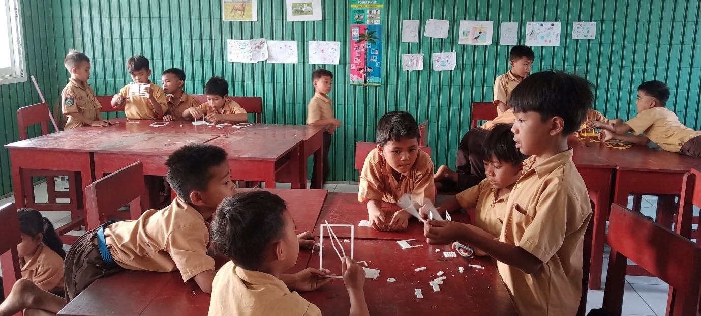KOLABORASI : Sejumlah siswa SD Filial Semokan Ruak Lombok Utara nampak menyusun maket ruang kelas&nbsp; bersama Tim dari ITB beberapa waktu lalu.