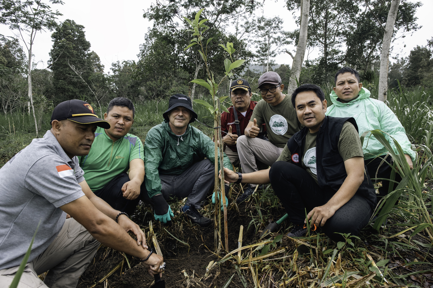 PEDULI LINGKUNGAN: CEO & Founder Sensatia Botanicals Michael Lorenti (tiga kiri) bersama KPH Bali Timur saat menanam pohon di di daerah Rendang, Karangasem, Jumat (13/12).
