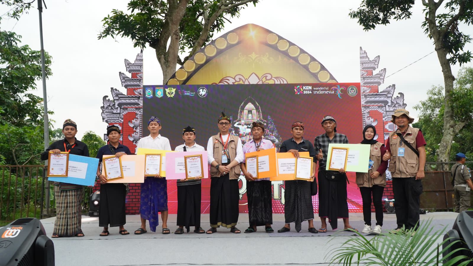 Kepala Museum NTB Ahmad Nuralam (tengah) berfoto bersama perwakilan dari pemenang Festival Museum Desa: Pameran Pusaka Desa 2024, di Taman Lingsar, Lobar, Minggu (15/12).