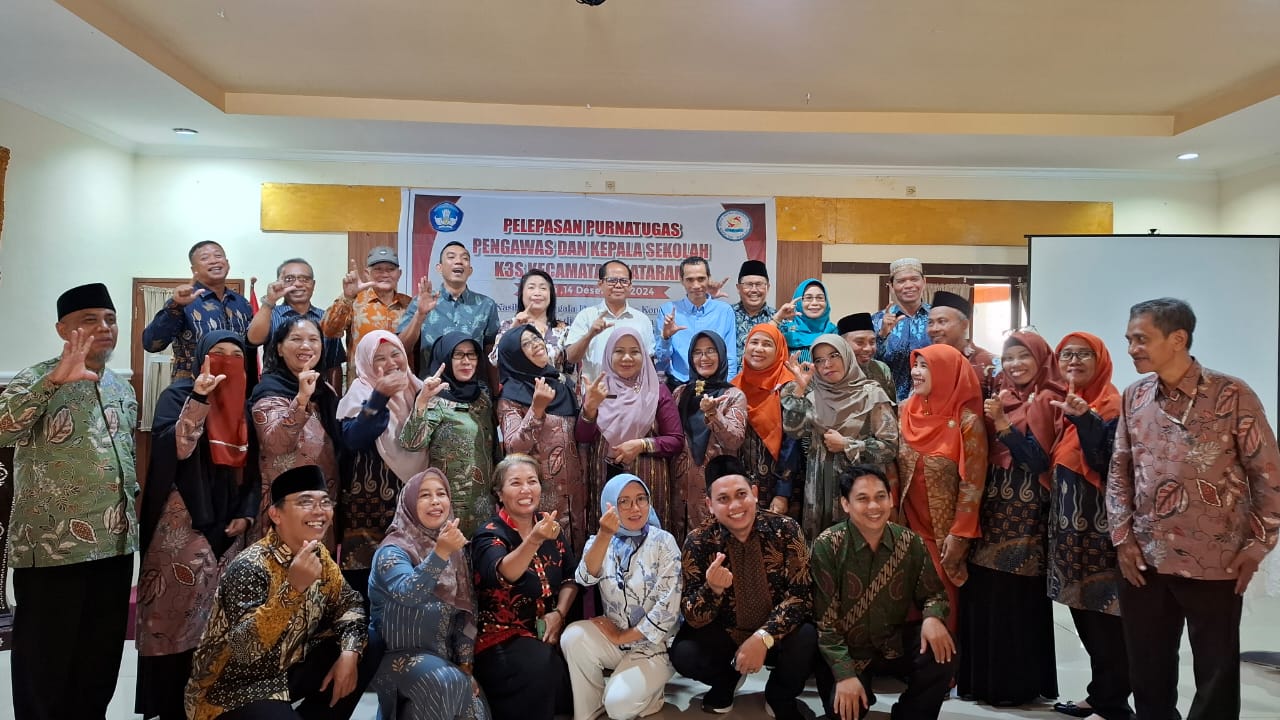 PELEPASAN: Kepala Disdik Kota Mataram Yusuf (lima dari kanan/belakang) dan jajaran bersama kepala SD dan pengawas Kecamatan Mataram yang akan purna tugas, di Mataram, Sabtu (14/12).