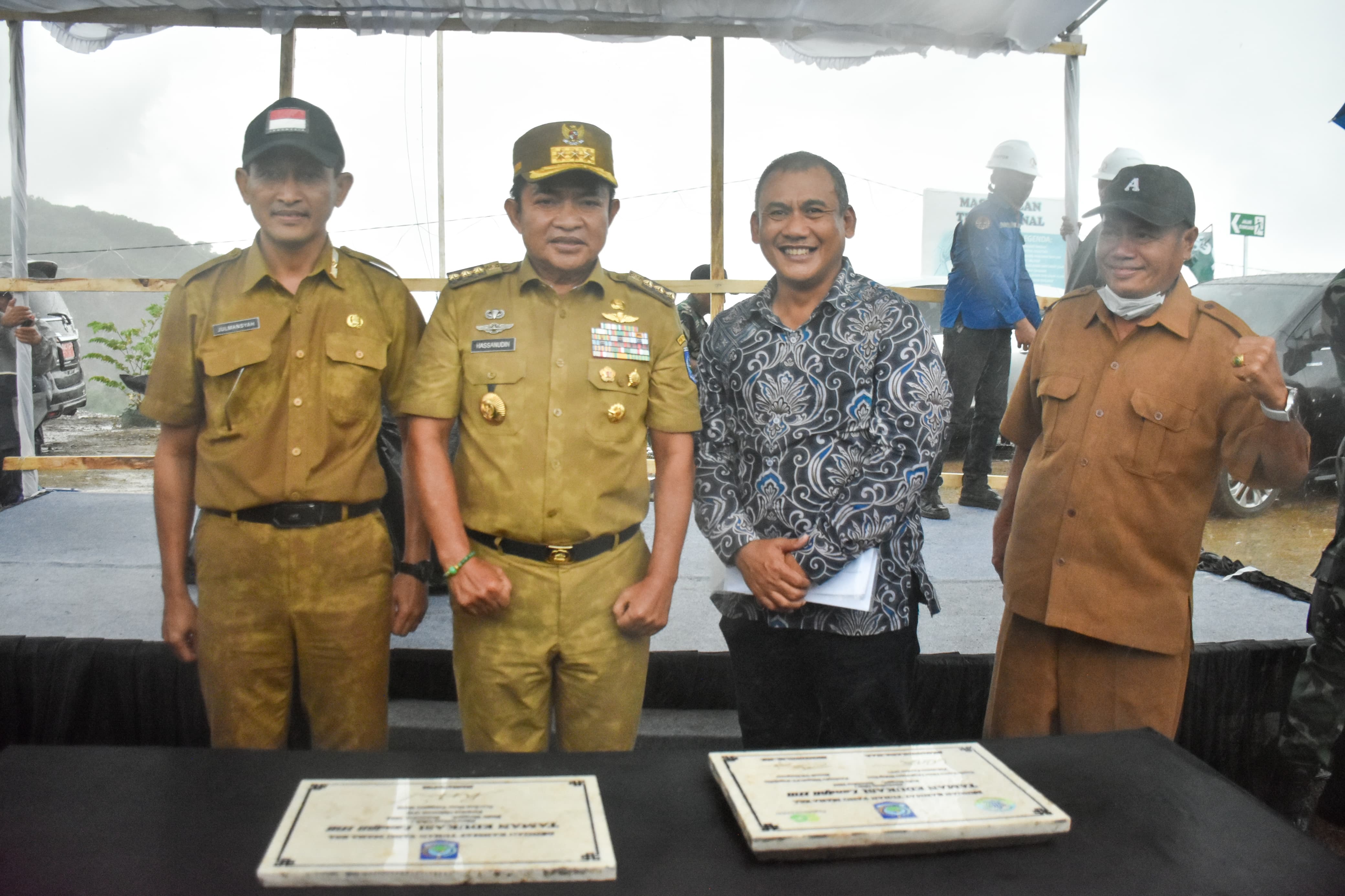 Pj Gubernur NTB Hassanudin didampingi Kadis LHK NTB Julmansyah dan Pimwil VII PT Pegadaian Bali Nusra Supriyanto saat peresmian Taman Edukasi Lanfill Hill TPAR Kebon Kongok,  kemarin (16/12)
