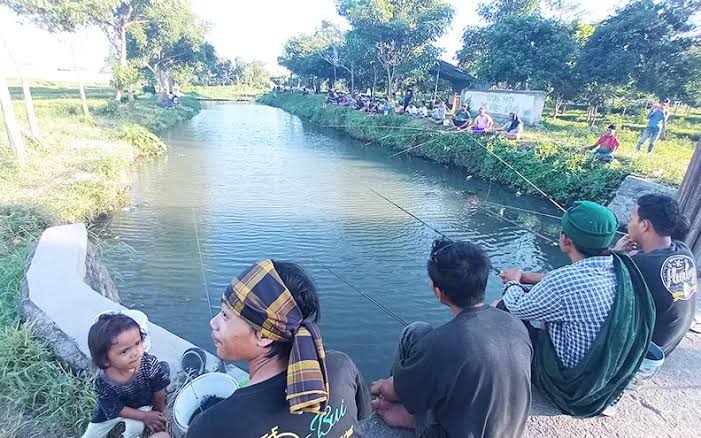 ANTISIPASI BANJIR: Sejumlah masyarakat memancing di kolam retensi skala kecil di Ruang Terbuka Hijau, beberapa waktu lalu.&nbsp;
