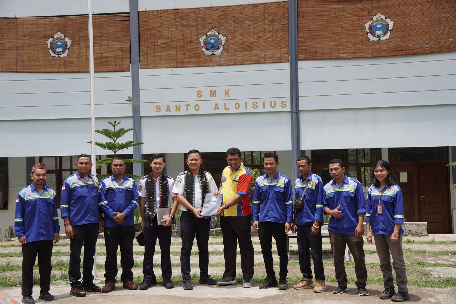 Penyerahan sertifikat bengkel konversi untuk SMK Aloisius Ruteng.