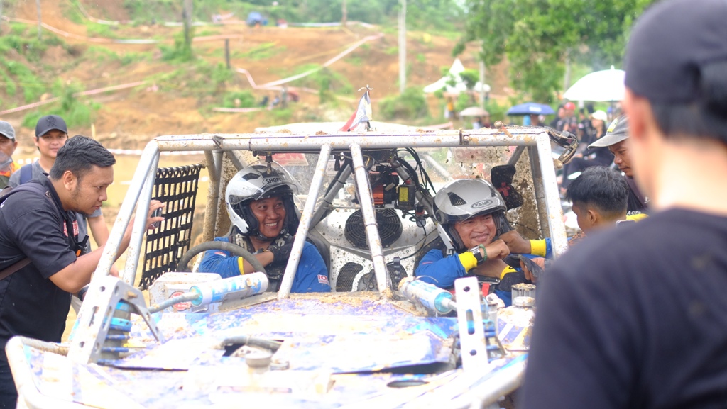JAJAL SIRKUIT OFFROAD: Pj Gubernur NTB Hassanudin (kanan) bersama pembalap nasional kebanggaan NTB dr. Jack saat menjajal sirkuit offroad di Desa Giri Tembesi, Lombok Barat, Minggu (15/12