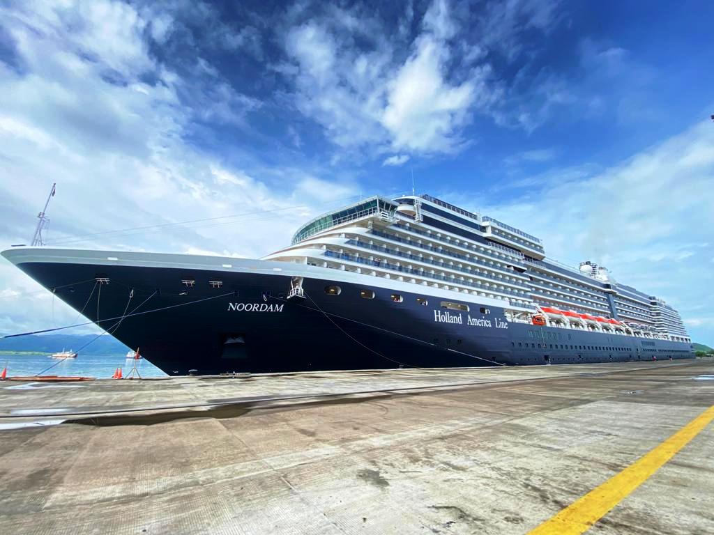 MV Noordam sandar di Pelabuhan Gili Mas, Lembar, Senin (16/12). Kapal pesiar ini membawa wisatawan 2.700 orang untuk menikmati Lombok.