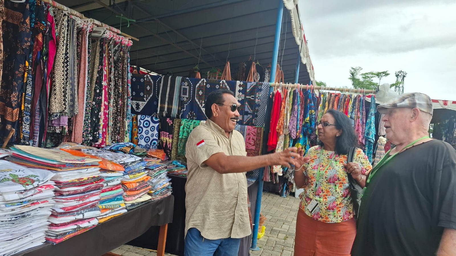 RAMAH: Ketua UMKM Kembang Gili Mas Khairun (kiri) berbincang dengan turis yang belanja ke stannya, Senin (16/12).