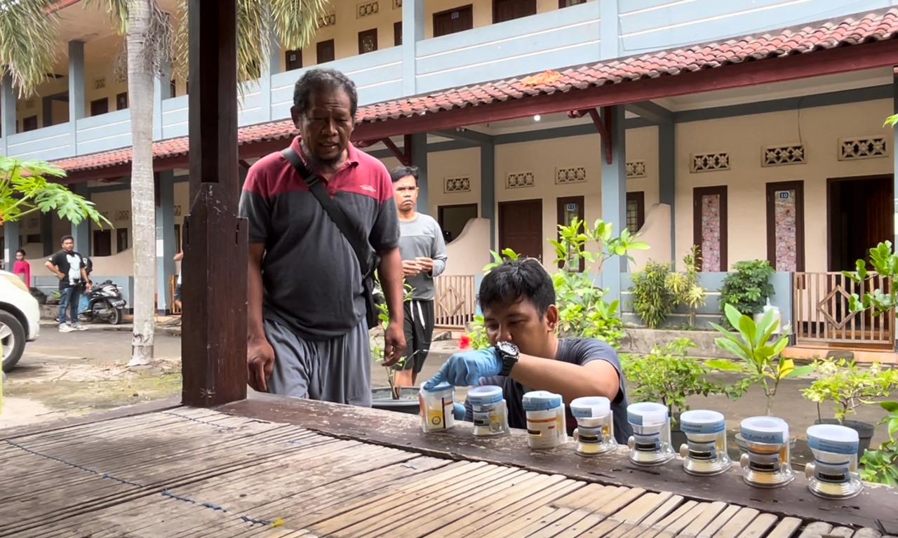 TES URINE: Aparat Satnarkoba Polres Lobar saat melakukan tes urine terhadap sejumlah penghuni kamar kos di wilayah Batulayar pekan lalu.