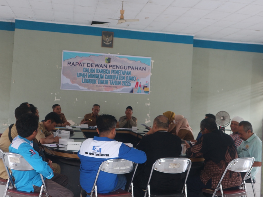 RAPAT: Rapat Dewan Pengupahan dalam rangka penetapan Upah Minimum Kabupaten Lombok Timur tahun 2025 di Kantor Disnakertrans Lotim, Selasa (17/12).