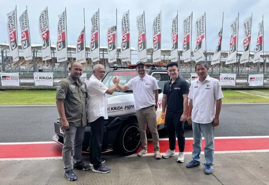 OPERASIONAL: Deputy GM Krida Toyota Lombok NTB Jonathan Jodie (dua kanan) dan Public Relations Manager PT Toyota Astra Motor Philardi Sobari (tiga kanan) menyerahkan satu unit Toyota Rangga  ke MGPA.