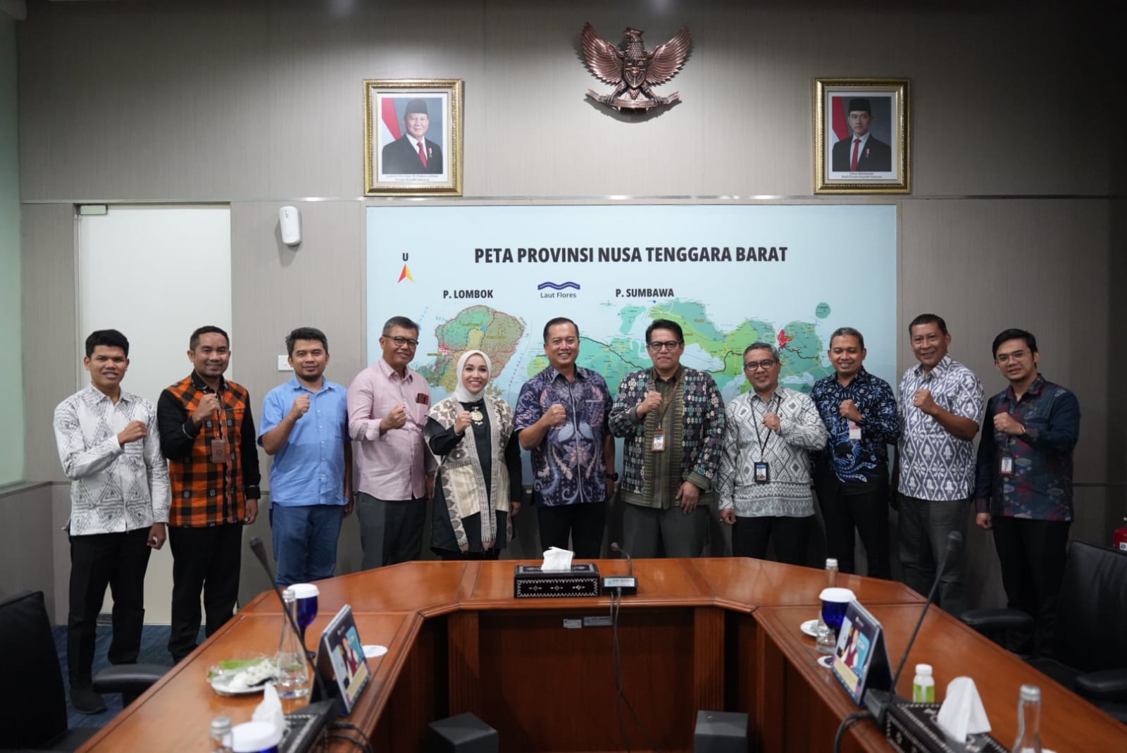 DISKUSI: Calon Gubernur NTB Suara Terbanyak Pilgub NTB 2024 Lalu Muhammad Iqbal (tengah) usai berdiskusi dengan jajaran BI NTB di Mataram, Selasa malam (17/12).
