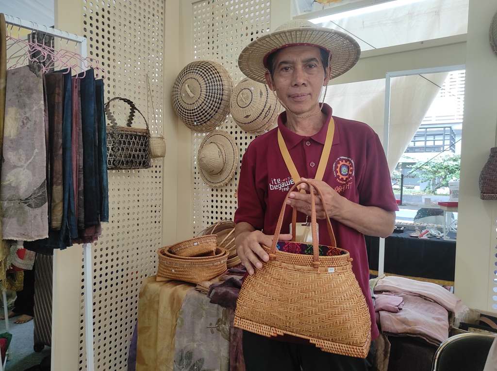 KEGIATAN PROMOSI: Owner UMKM Bambu Cerah ketika mengikuti event Ite Begawe Fest 2024 di halaman NTB Mall, Jumat-Minggu (6-8/12).