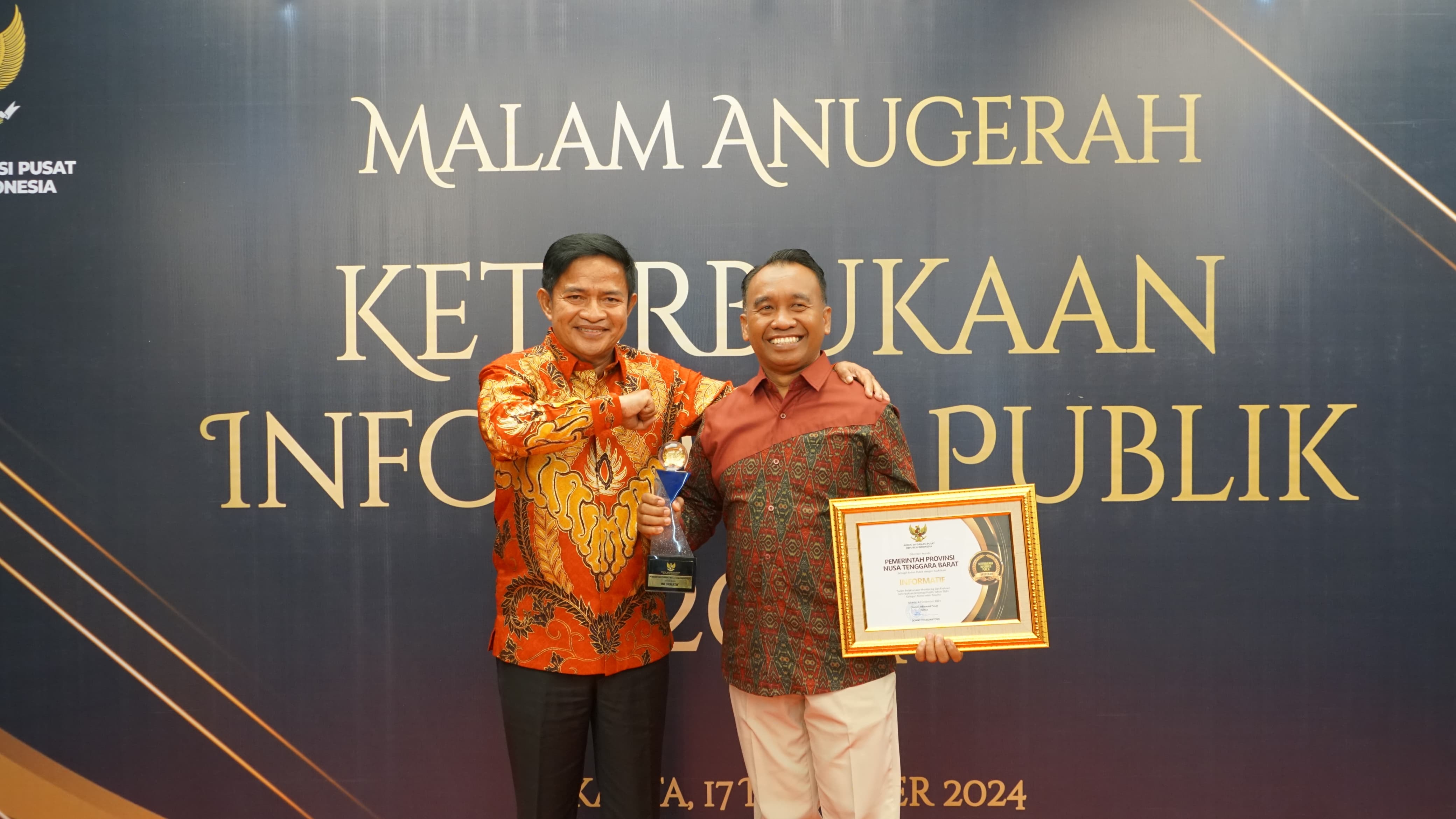 Pj Gubernur NTB Hassanudin didampingi Kadis Kominfotik NTB Najamuddin Amy saat menerima penghargaan pada Anugerah Keterbukaan Informasi Publik 2024 di Jakarta, Selasa (17/12).