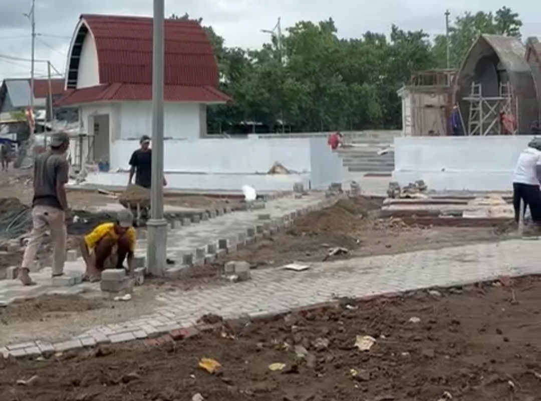 KEJAR TARGET: Sejumlah pekerja mengerjakan finishing taman di Pantai Ampenan, Selasa (17/12).