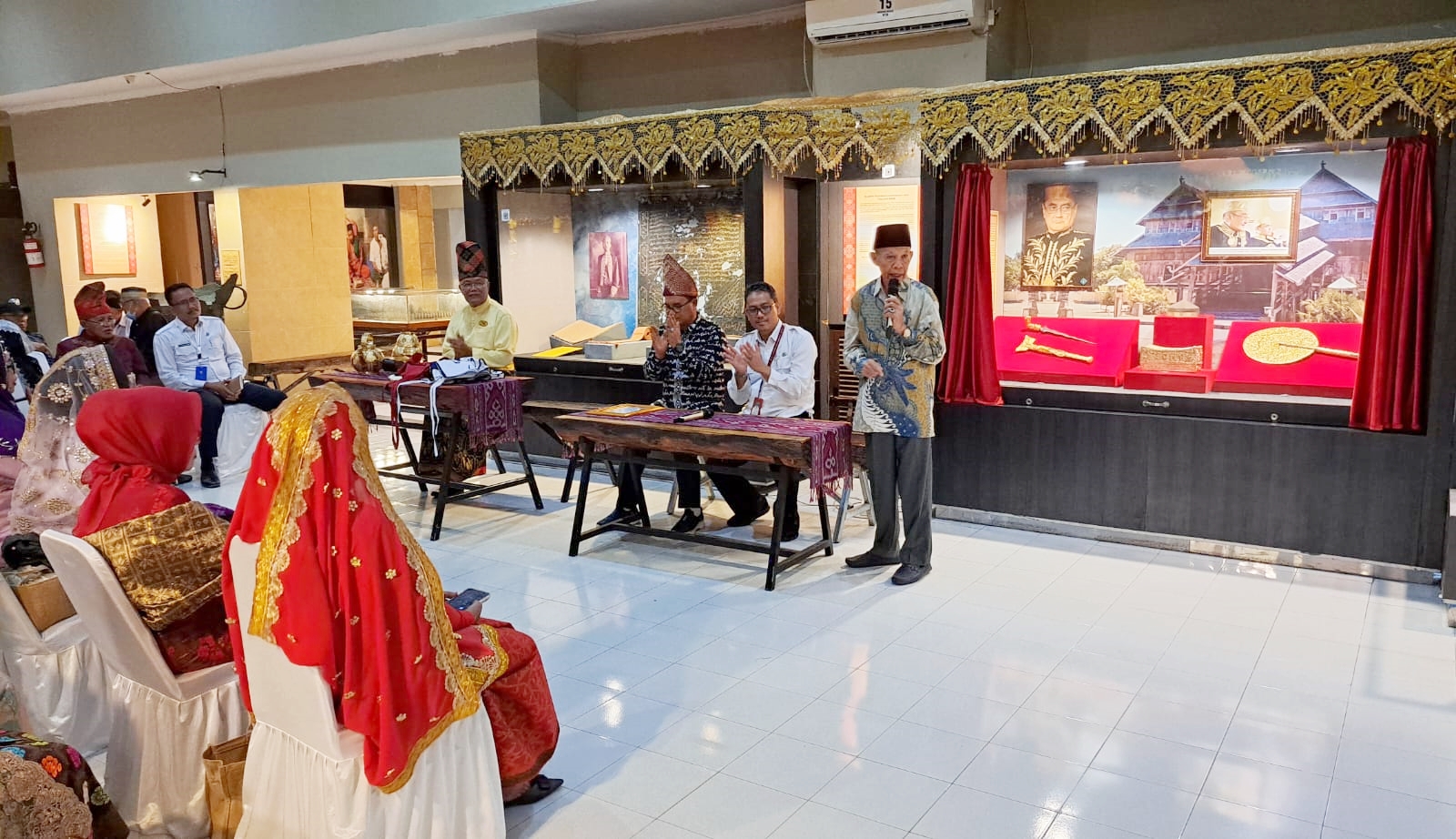 PENUH MAKNA: Kepala Museum Negeri NTB Ahmad Nuralam (dua dari kanan) saat menyaksikan peresmian vitrin milik Kesultanan Sumbawa yang dihibahkan kepada Pemprov NTB, di Museum Negeri.