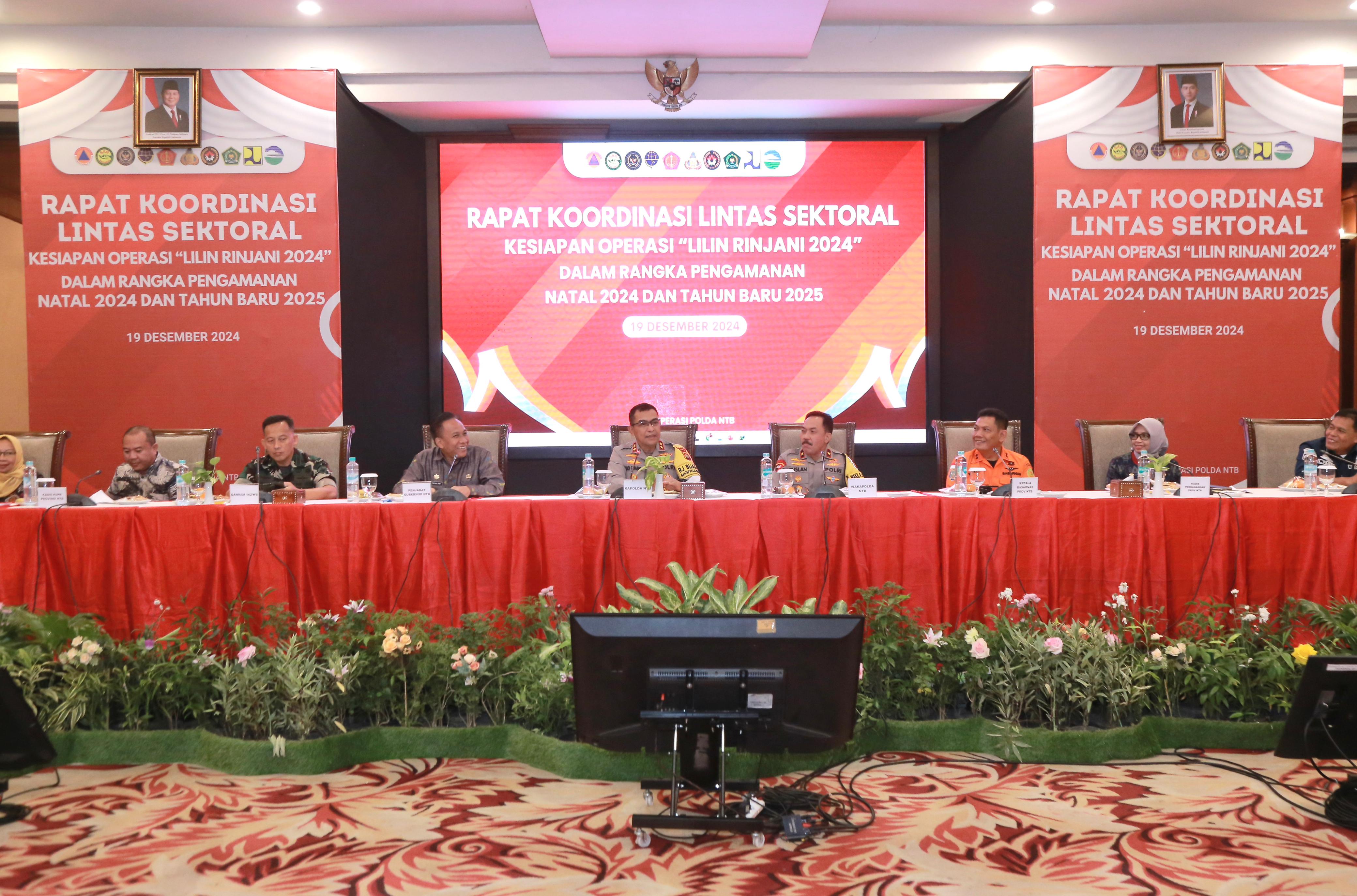 Kapolda NTB Irjen Pol Hadi Gunawan (tengah) memimpin rapat koordinasi lintas sektor untuk pengamanan Natal dan Tahun Baru, di Hotel Lombok Raya, Mataram, Kamis (19/12).