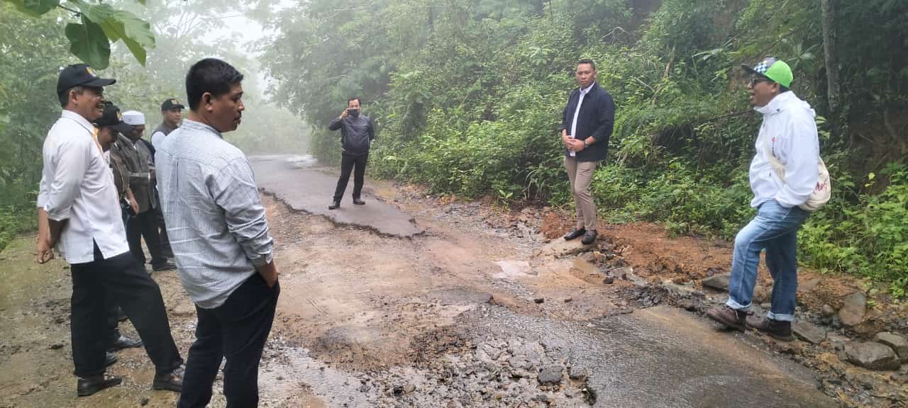 RUSAK BERAT: Anggota Komisi III DPRD Lobar meninjau jalan rusak di ruas jalan Desa Sekotong Timur menuju Desa Mareje, Rabu (18/12).