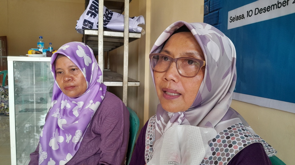 BERI PENJELASAN: Ketua SP Mataram Siti Nurhayati dan anggotanya Nurul Utami saat memberikan keterangan kepada wartawan.