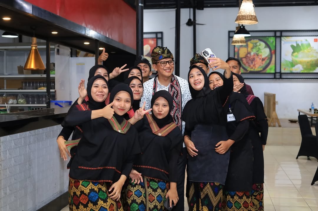 DIKUNJUNGI MENTERI: Para karyawan Sukma Rasa tengah bersama Menteri Perlindungan PMI (PPMI) RI Abdul Kadir Karding (tengah) dalam kunjungannya ke NTB, beberapa waktu lalu.