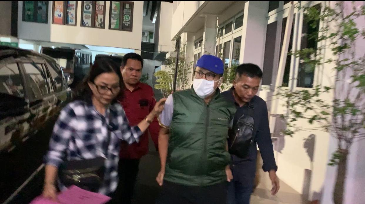 DITANGKAP: SE (inisial, Red), tersangka korupsi dana KUR Bank Syariah Indonesia untuk peternak sapi di Lombok Tengah ditangkap di Kota Semarang, Jawa Tengah, Rabu malam (18/12).