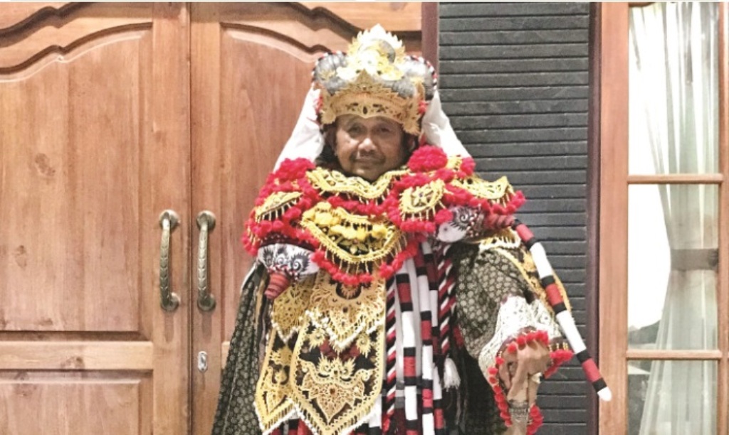 BUDAYA: Gede Sudiarta berpose menggunakan pakaian Calon Arang di rumahnya, Sindu, Cakra Utara, Rabu (18/12).