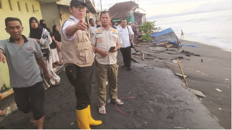 SIGAP: Plt Kepala Pelaksana BPBD Kota Mataram Irwan Rahadi turun memantau kondisi warga di Kampung Bugis, Rabu (18/12).