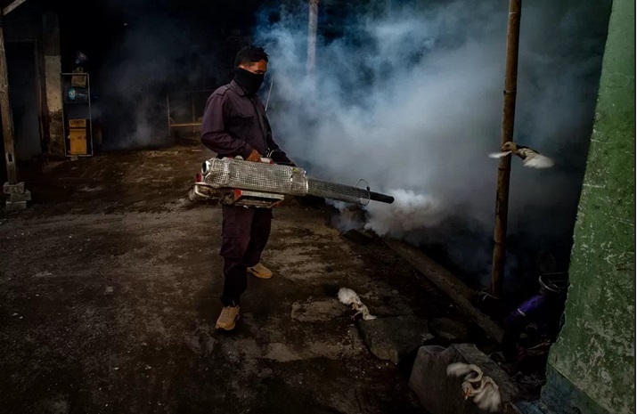 CEGAH DBD: Seorang petugas dari Dinkes melakukan fogging di wilayah Pagutan, Mataram, beberapa waktu lalu.