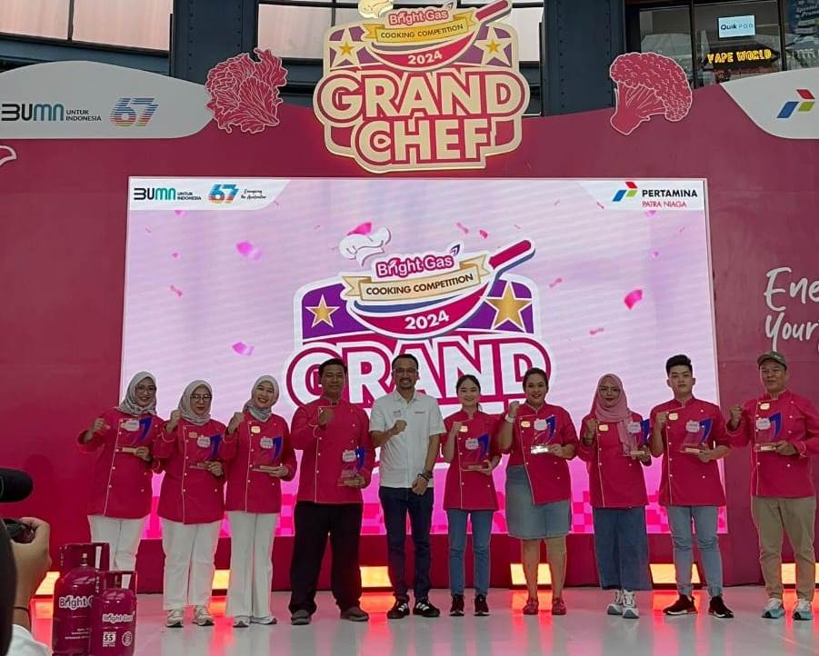 MEMBANGGAKAN: Ahmad Moerad (empat dari kiri) saat menerima penghargaan atas prestasinya sebagai Grand Chef 2024 terbaik ketiga di Jakarta, Minggu (15/12).