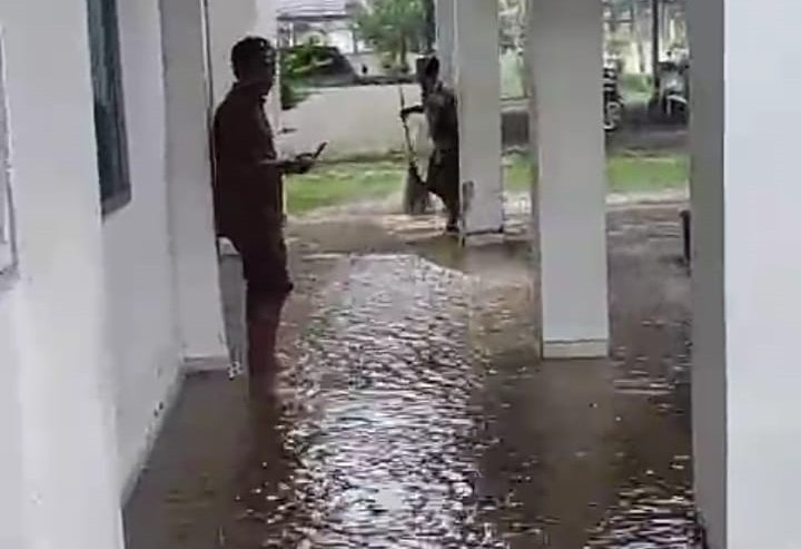 KEMASUKAN AIR: Ruang loby SMKN 1 Sakra terendam banjir akibat hujan, (16/12).