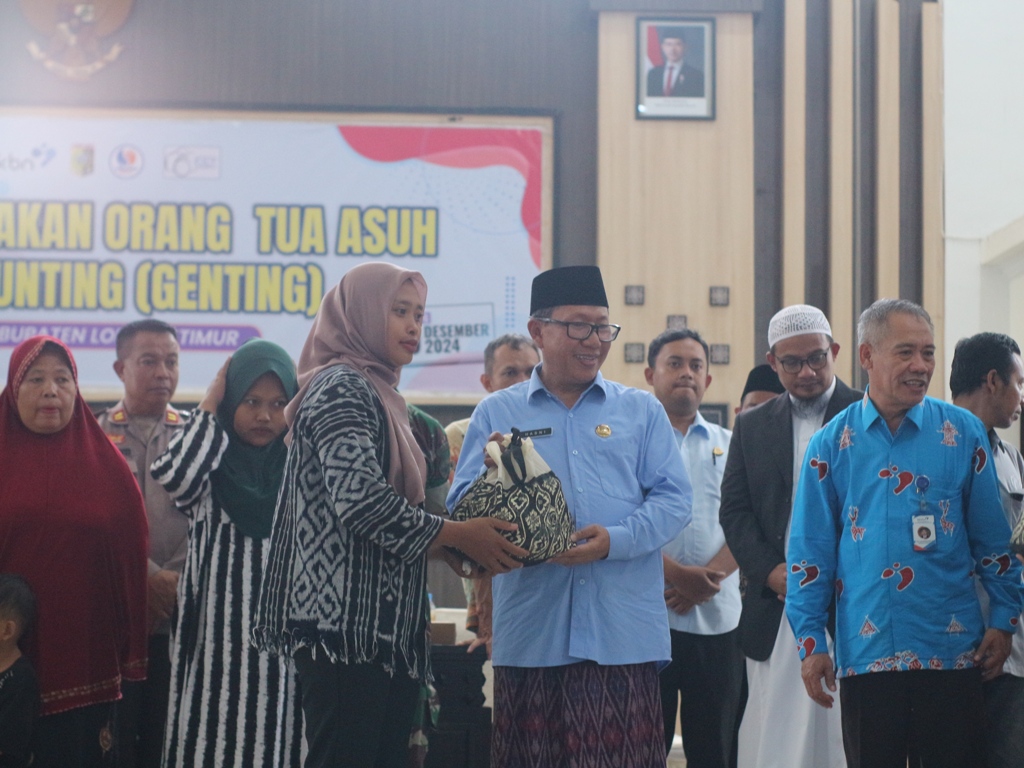 CEGAH STUNTING: Pj Sekda Lotim H Hasni saat memberikan bantuan makanan secara simbolis kepada orang tua anak stunting di Lotim, Kamis (19/12).