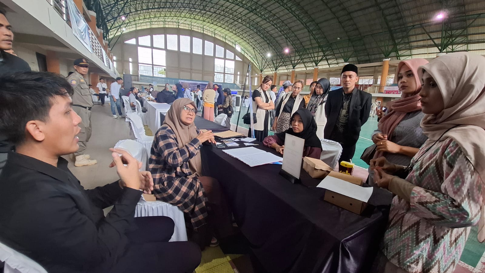 WAWANCARA: Para penyandang disabilitas mengikuti wawancara kerja dalam Job Fair, Rabu (18/12).