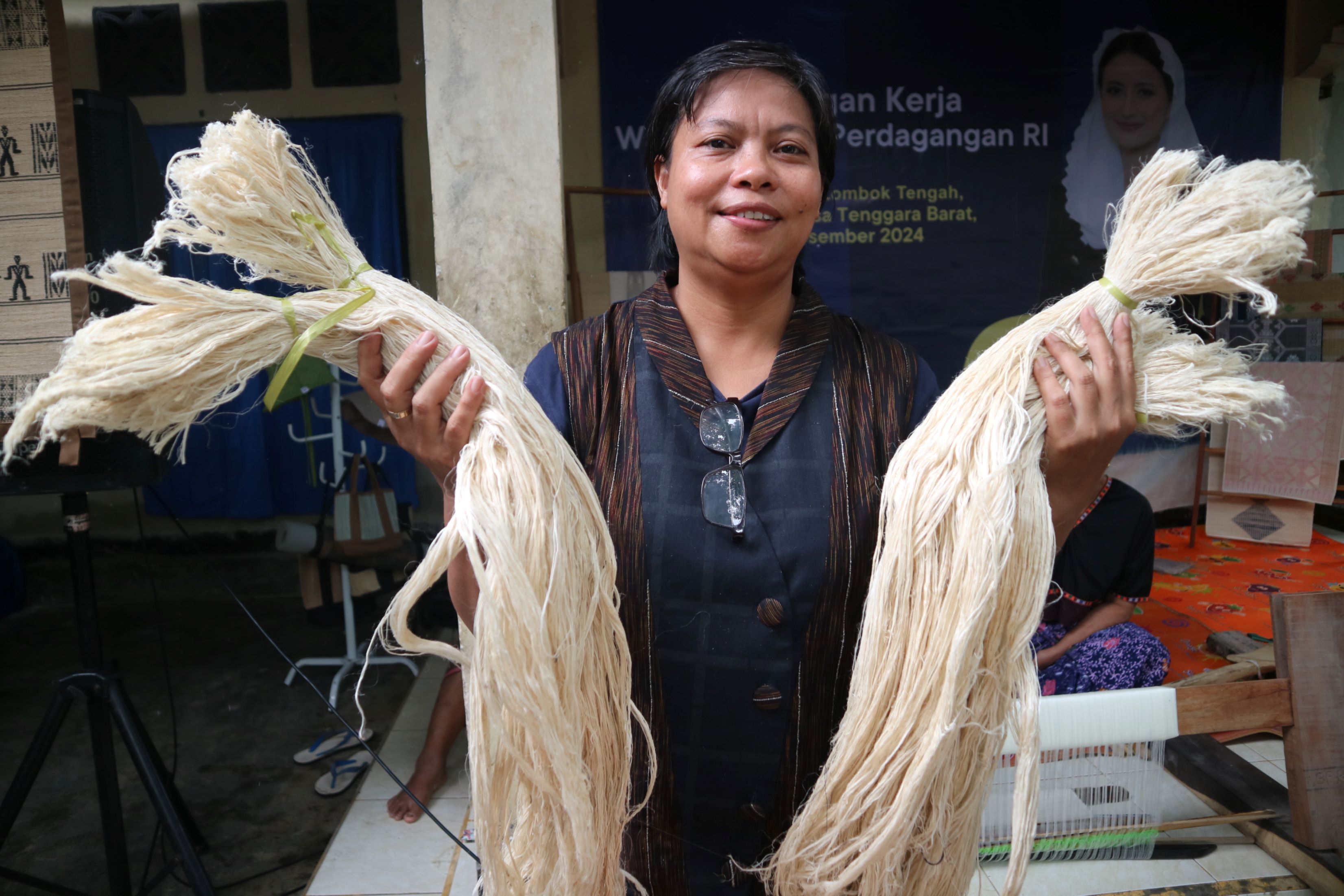 MANFAATKAN LIMBAH: Founder PT Pinolo Aisyah Odist menunjukkan dua ikat benang dari limbah daun nanas untuk ditenun menjadi kain di Dusun Ketangga, Desa Sukarara, Loteng, belum lama ini.