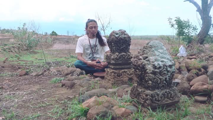 MAKAM: Salah satu Tim Ahli Cagar Budaya (TACB) Lotim saat berkunjung ke kompleks Makam Desa Anggaraksa, Kecamatan Pringgabaya yang diduga sebagai salah satu Cagar Budaya di Lotim.
