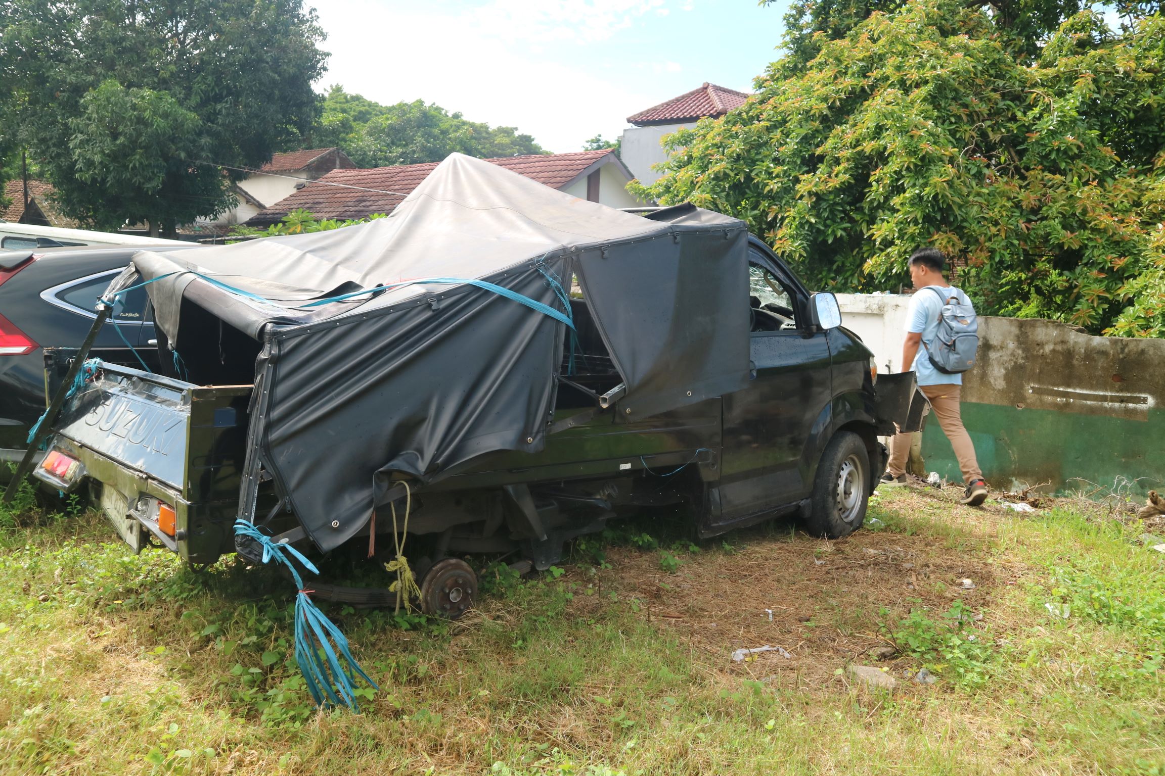 DIAMANKAN: Mobil pikap nopol DR 8138 BH telah diamankan di halaman Mapolres Loteng, Jumat (20/12).