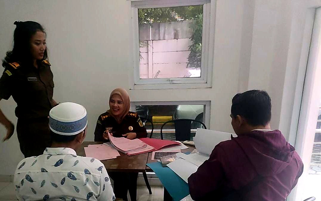 DILIMPAHKAN: Dua tersangka kasus pencurian dilimpahkan Polsek Mataram ke JPI Kejari Mataram.