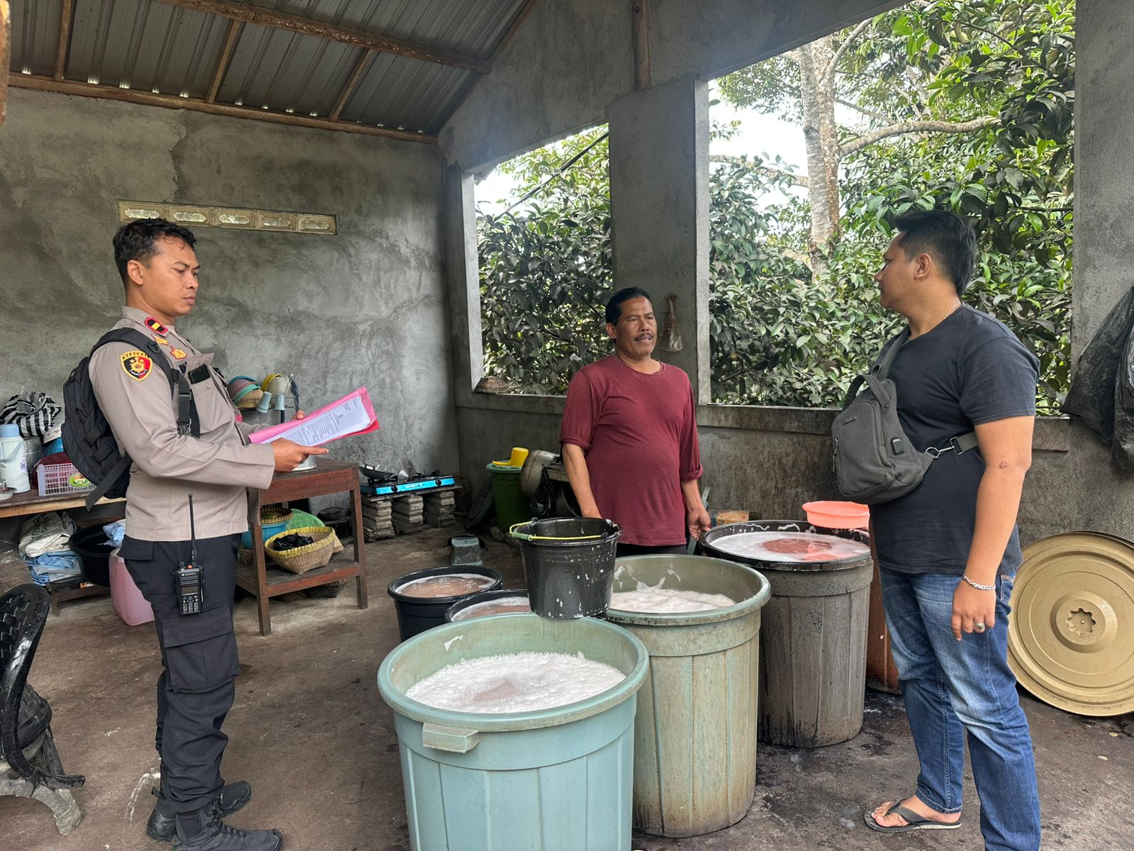 DIGEREBEK: Satresnarkoba bersama Satsamapta Polresta Mataram menggerebek sejumlah produsen miras tradisional di wilayah Narmada dan Lingsar, Kamis (19/12).