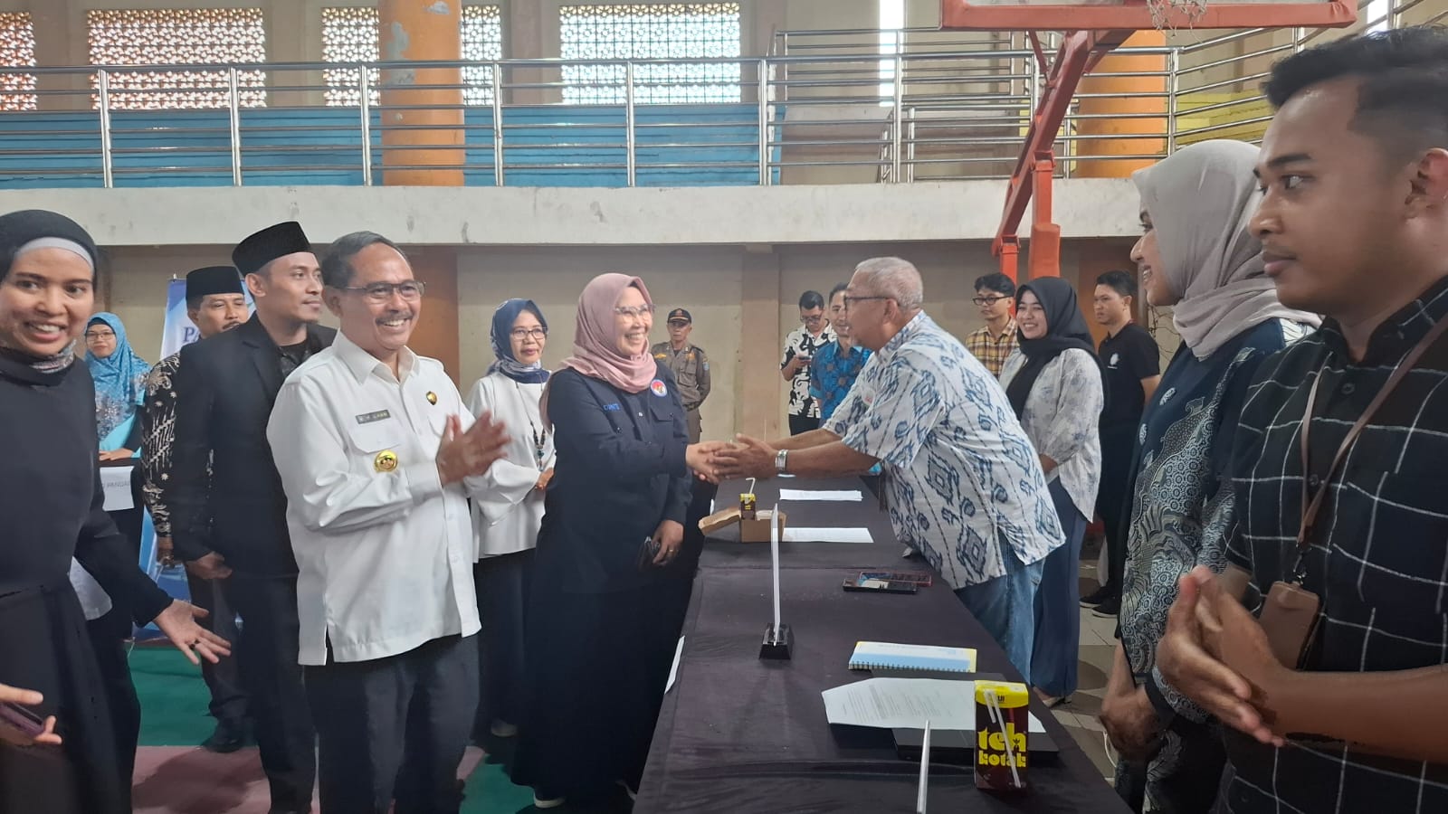 SAMBANGI PENGUSAHA: Pj Bupati Lobar Ilham (dua dari kiri) menyambangi stan job fair di GOR Mini Gerung, Rabu (18/12).
