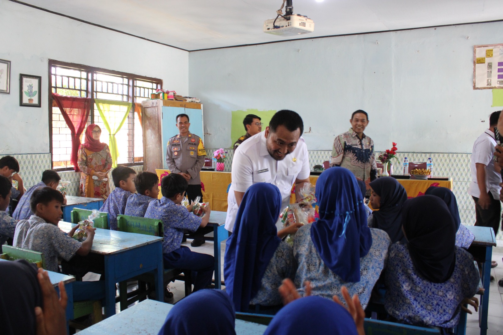 DIALOG: Kantor Imigrasi Kelas II TPI Sumbawa Besar Kanwil Kemenkumham NTB membagikan sarapan bergizi gratis kepada anak-anak sekolah dasar di Kabupaten Sumbawa, Kamis (19/12).