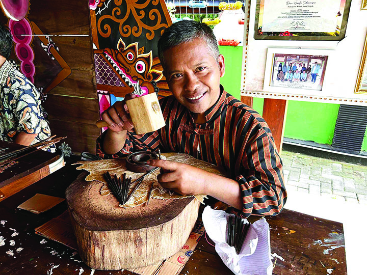 LESTARIKAN BUDAYA: Delegasi UNESCO dan KNIU menyaksikan pembuatan wayang di Desa Sidowarno, Klaten, bulan lalu. Seorang perajin tatah wayang.