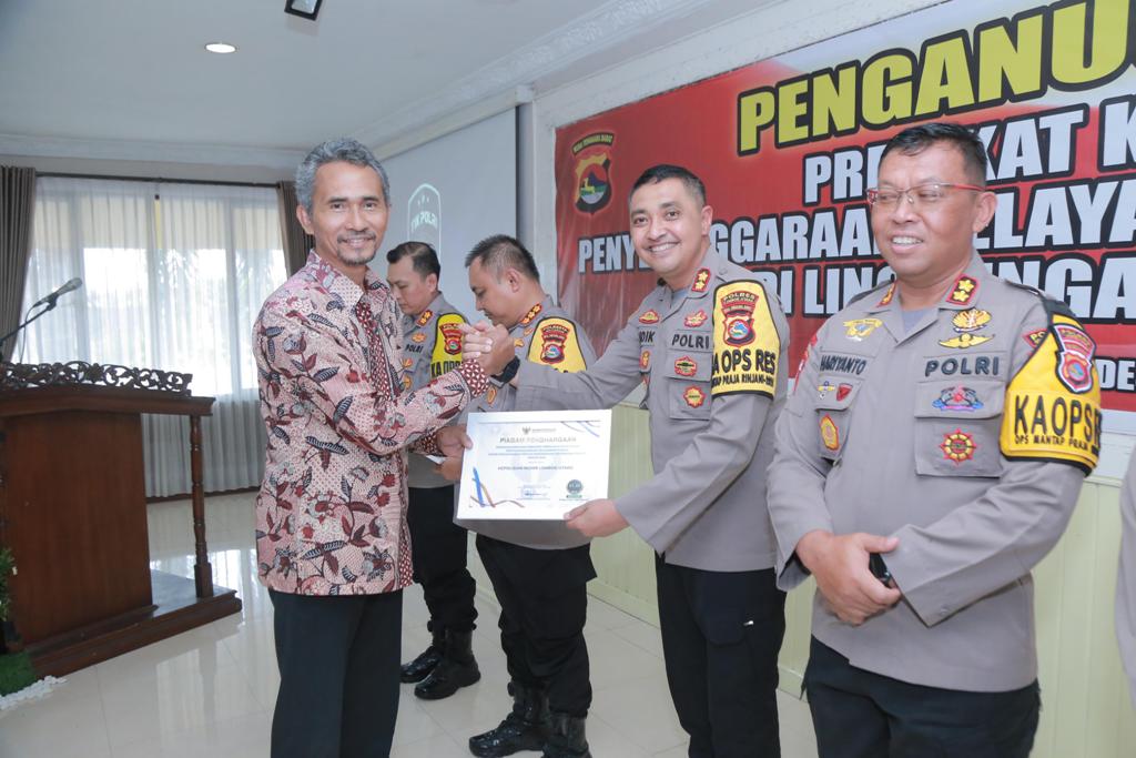 JADI MOTIVASI: Kapolres Lombok Utara AKBP Didik Putra Kuncoro (dua dari kanan) menerima penghargaan dari Ombudsman RI.