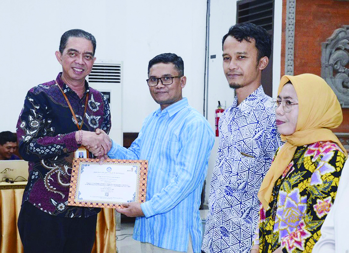RAIH PENGHARGAAN: Wakil Rektor I Universitas Hamzanwadi Dr Abdullah Muzakkar (dua dari kiri) menerima piagam penghargaan dari Ketua L2DIKTI Wilayah VIII Dr Ir I Gusti Lanang Bagus Eratodi di Bali.
