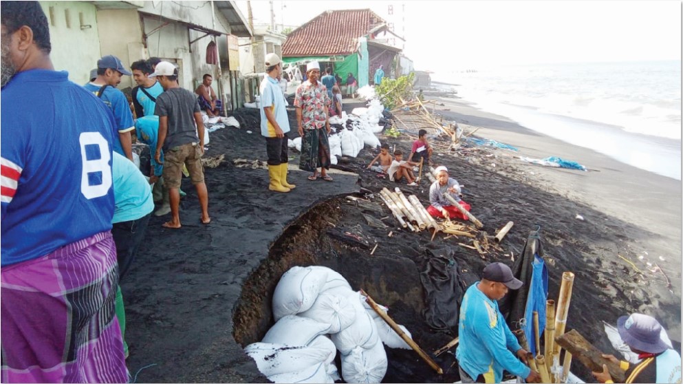 BELUM BISA TANGANI ABRASI: Sejumlah petugas Dinas PUPR Kota Mataram memasang tanggul menggunakan karung yang diisi dengan pasir untuk menghalau gelombang pasang di kawasan Kampung Bugis, Ampenan.