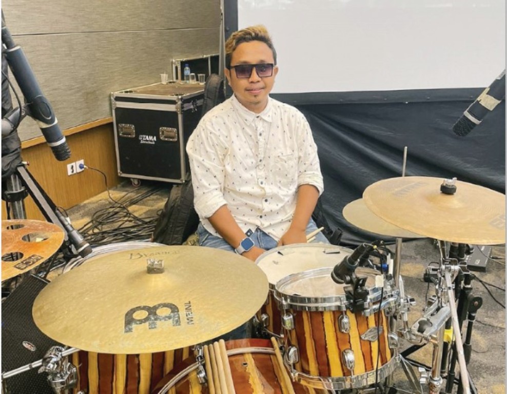 TUNJUKKAN SKILL: Drummer Agus Permadi bermain drum saat menghibur penonton pada acara pernikahan di salah satu hotel di Senggigi, beberapa waktu lalu. &nbsp;