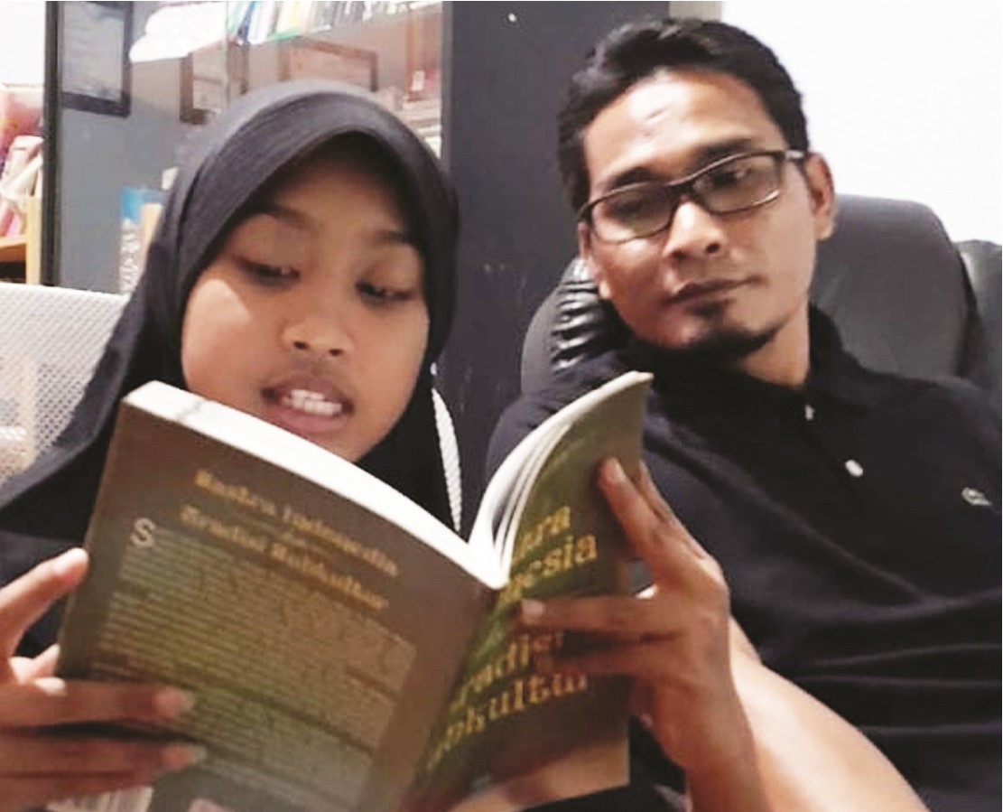 CARA MENDIDIK ANAK: Usman Jayadi melihat Fahima Alfirya membaca buku di rumahnya, BTN Rembiga, Mataram, Jumat (20/12).