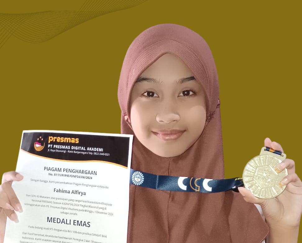 MEMBANGGAKAN: Fahima Alfirya, murid SDN 43 Mataram menunjukkan medali dan piagam penghargaan lomba puisi tingkat nasional yang diraih.