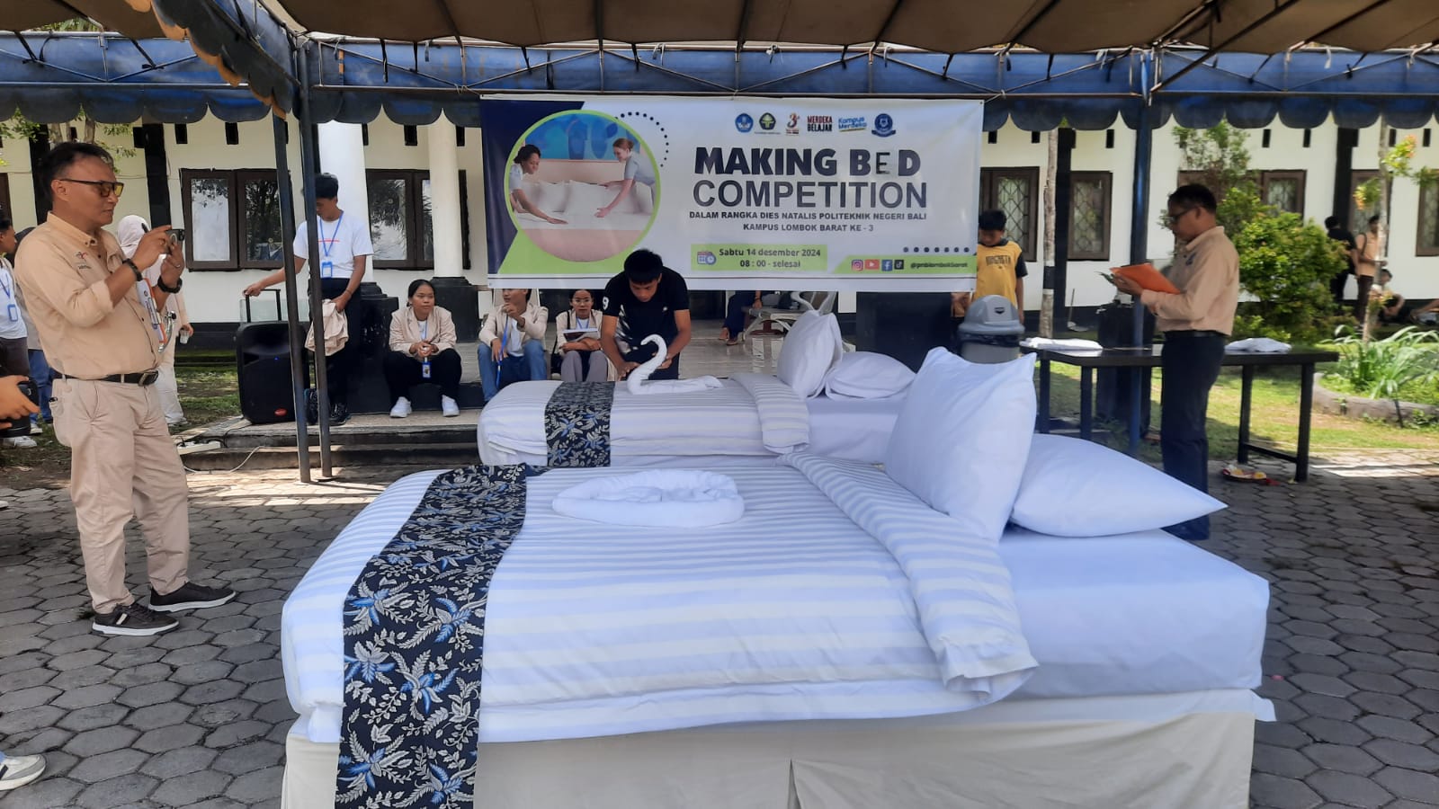MERIAHKAN DIES NATALIS: Peserta lomba pada lomba Making Bed Competition meriahkan dies natalis ke-4 PNB Kampus Lobar, pekan lalu.