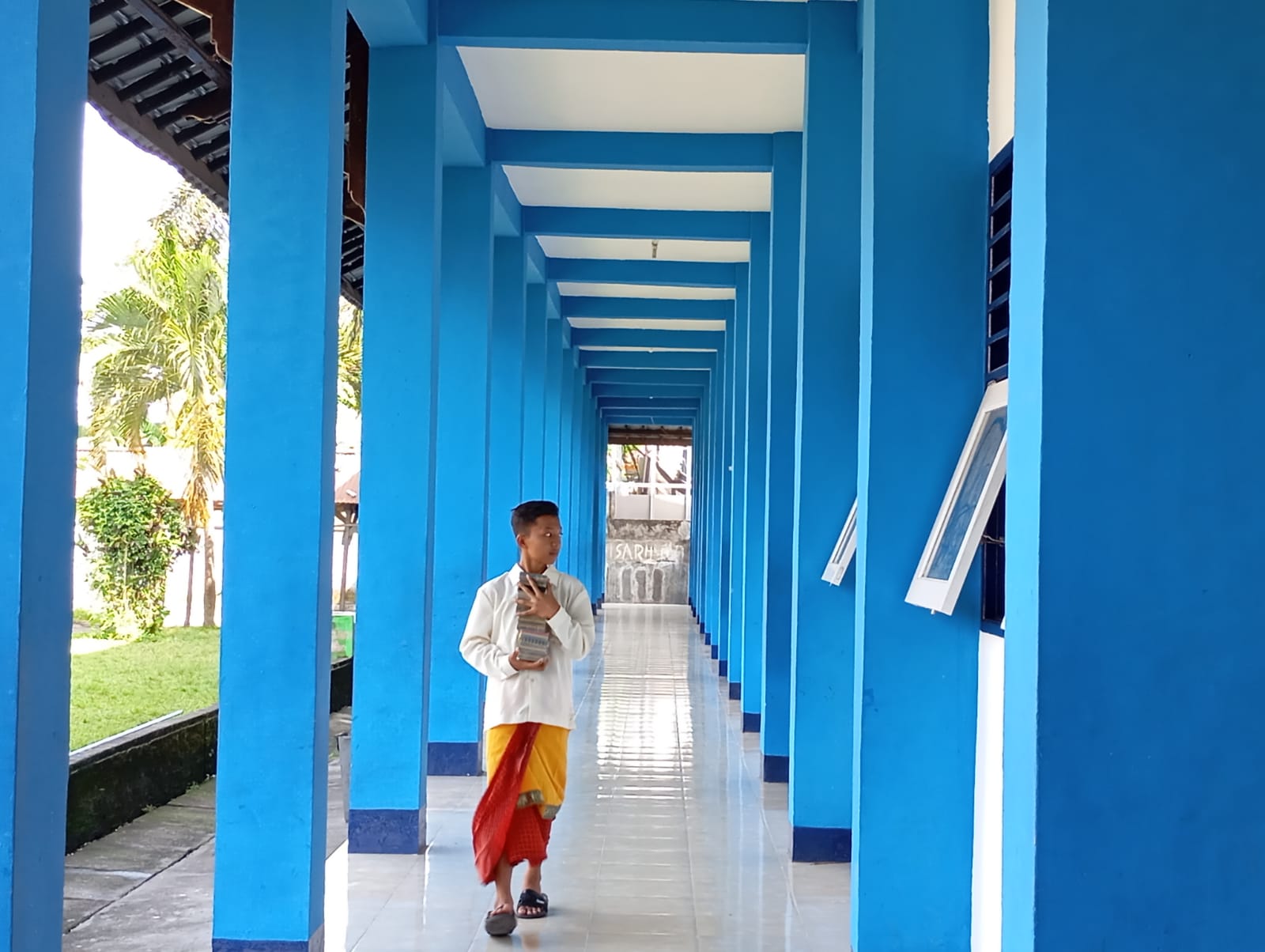 TUNGGU KEBIJAKAN: Siswa SMPN 7 Mataram berjalan di teras sekolah setempat, belum lama ini.